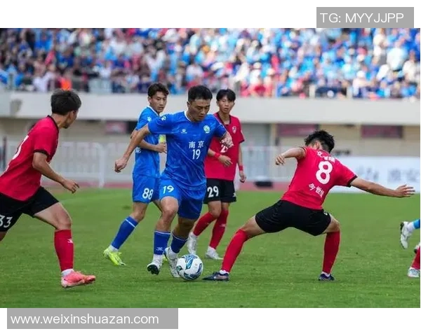 南京足球队的速度之谜揭晓:巨献背后的训练与战术分析 南京足球队的速度之谜揭晓:巨献背后的训练与战术分析