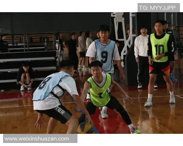 德黑兰独立队与柏斯队激战正酣精彩对决引发球迷热议